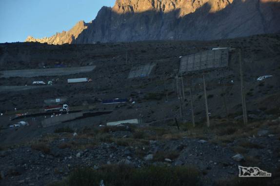 Mais uma despedida do Chile, região de Portillo, aproximando-se da sequência de curvas que nos leva ao túnel El Libertador, fronteira com a Argentina